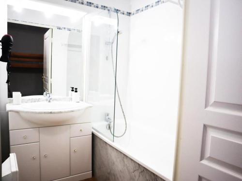 y baño con lavabo y ducha. en Résidence Pic Du Midi - Studio pour 4 Personnes 274, en La Mongie