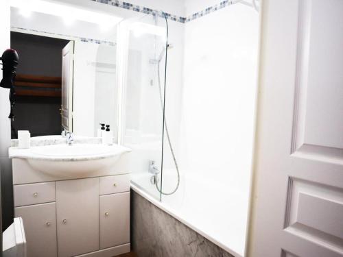 a bathroom with a sink and a shower at Résidence Pic Du Midi - Apt n°80 - 3eme étage - Bâtiment Desman MAE-8274 in La Mongie