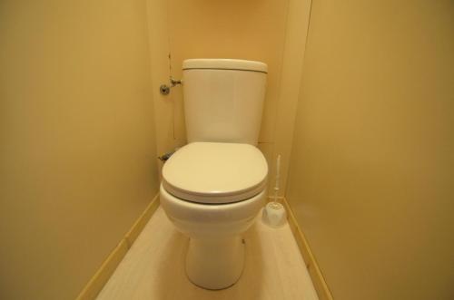a bathroom with a white toilet in a room at Résidence Villaret - Grand studio coin chambre séparé cuisine équipée aux Ménuires MAE-5274 in Les Menuires