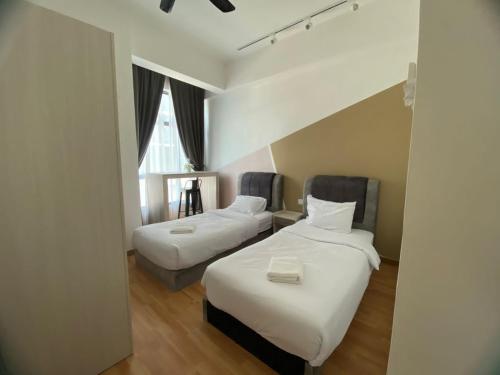 Habitación de hotel con 2 camas y ventana en Imperium Residence Kuantan 2 Bedroom Sea View, en Kuantan