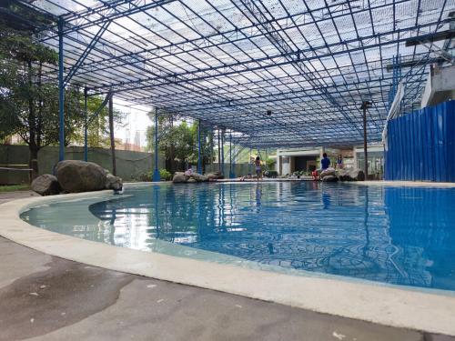 Bazén v ubytování 2BR Kasara Residences - near C5, Pasig, Ortigas, Taguig nebo v jeho okolí