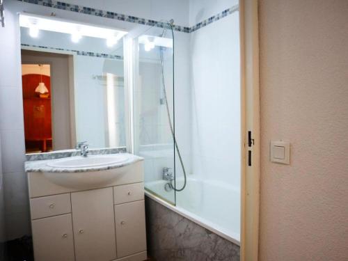 ein Bad mit einem Waschbecken und einer Glasdusche in der Unterkunft Résidence Pic Du Midi - 2 Pièces pour 4 Personnes 264 in La Mongie