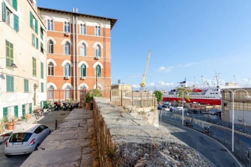 um carro estacionado ao lado de um edifício com um navio de cruzeiro em Malapaga Genoa Historic Center - Happy Rentals em Génova