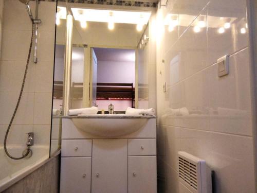 y baño con lavabo y espejo. en Résidence Pic Du Midi - Studio pour 4 Personnes 714, en La Mongie