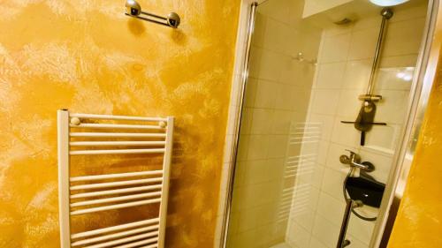 une salle de bain avec une douche avec une porte vitrée dans l'établissement Résidence Neige Et Golf - En front de neige pour ce joli studio avec grande terrasse MAE-8614, à Montgenèvre