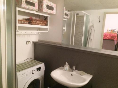 een badkamer met een wastafel en een wasmachine bij Résidence Anges - Studio pour 4 Personnes 814 in Montgenèvre