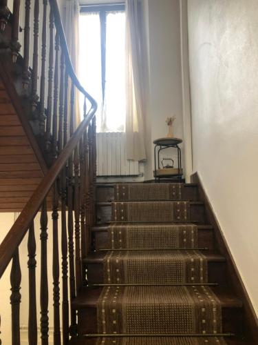 Una escalera en una casa con ventana en Villa Julia, en Capvern