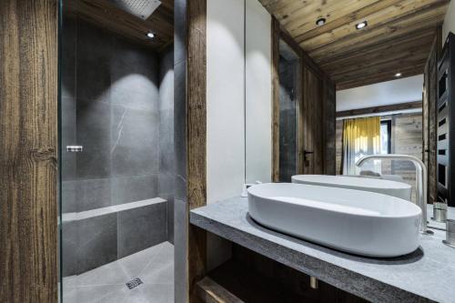 a bathroom with a white sink and a shower at Résidence Petit Alaska - 5 Pièces pour 8 Personnes 164 in Val-d'Isère