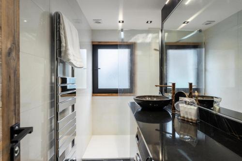 uma casa de banho com um lavatório e uma bancada em Résidence La Regence - 4 Pièces pour 6 Personnes 354 em Megève