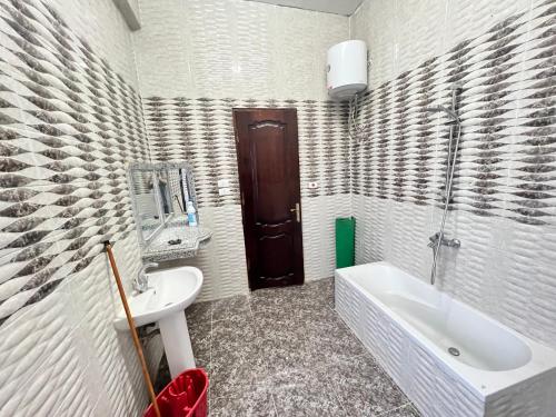 La salle de bains est pourvue d'un lavabo, de toilettes et d'une baignoire. dans l'établissement River view, à Jazīrat al ‘Awwāmīyah