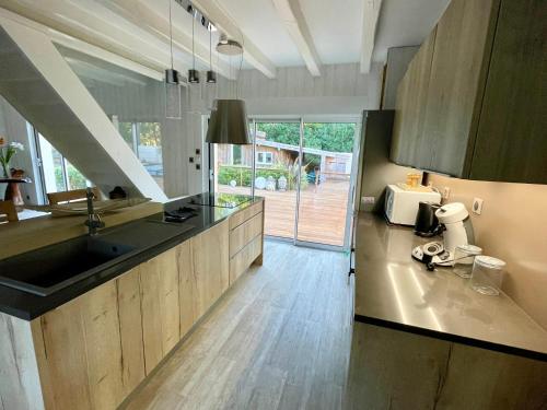 une cuisine avec un évier et un plan de travail dans l'établissement Ferienhaus mit beheiztem Pool in Claouey, à Lège-Cap-Ferret
