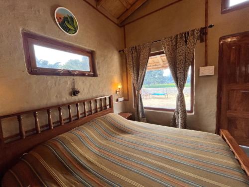um quarto com uma cama num quarto com uma janela em My Mom's Village 70 Kms from Ayodhya em Phūlpur