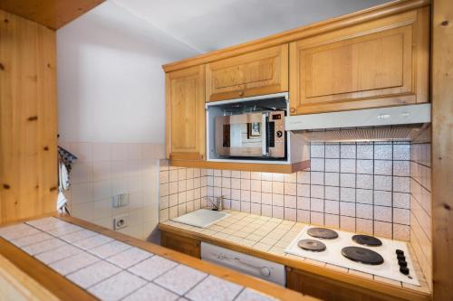 Een keuken of kitchenette bij Résidence Les Cimes Blanches - 2 Pièces pour 4 Personnes 564