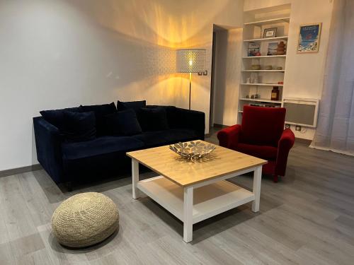 un salon avec un canapé et une table basse dans l'établissement Le cosy de la Dent du Chat - Classé 3 étoiles - Hyper centre Aix les Bains, à Aix-les-Bains