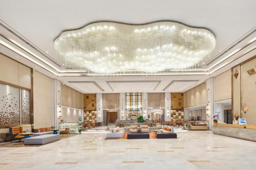 un'ampia hall con un grande lampadario a braccio di Kare Hotel,Qianhai,Shenzhen a Shenzhen