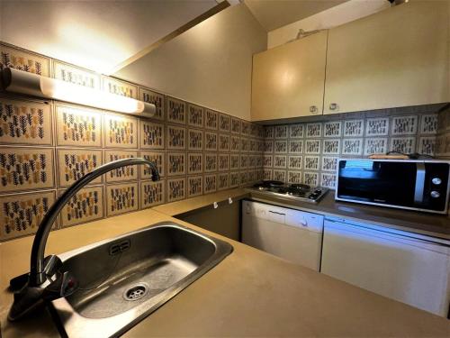 une cuisine avec un évier et un micro-ondes dans l'établissement Résidence Genepi - Studio 4 personnes avec vue sur la montagne MAE-4954, aux Menuires