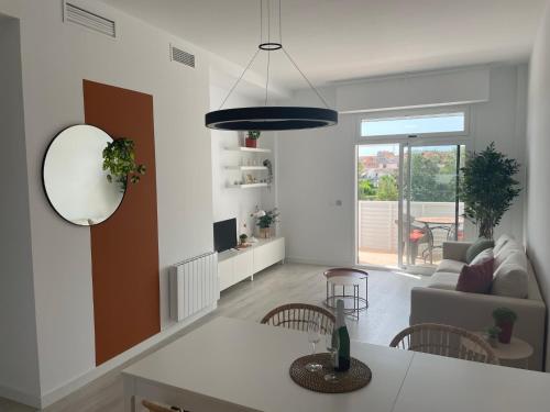 Lichtrijk appartement 400m van de zee met zwembad.