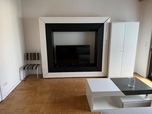 een woonkamer met een grote flatscreen-tv bij Haus mit 3 Schlafzimmer 3 großen Doppelbetten für bis zu 6 Personen in Garbsen