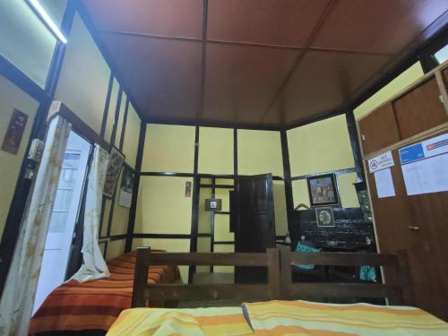 Postel nebo postele na pokoji v ubytování Royal Pine Homestay