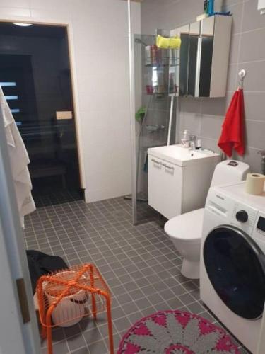 a bathroom with a shower and a toilet and a sink at Yksiö luonnonläheisyydessä in Seinäjoki