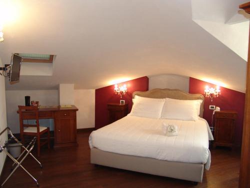 een slaapkamer met een groot wit bed met rode accenten bij B&B Villa degli Aceri in Carcare