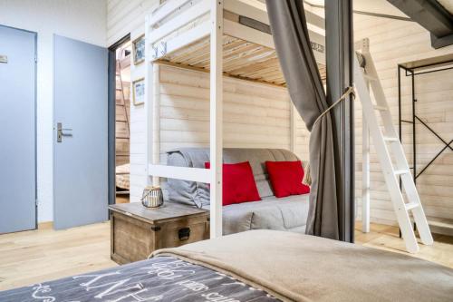 een slaapkamer met een stapelbed en een ladder bij Résidence Le Coeur Du Mont Blanc - 3 Pièces pour 6 Personnes 164 in Saint-Gervais-les-Bains