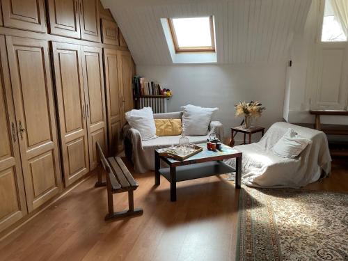 a living room with a couch and a table at Atelier chez Marie in Carnetin