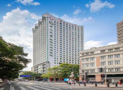 a tall white building on a city street at 逸方里广州北京路海珠广场地铁站店 in Guangzhou