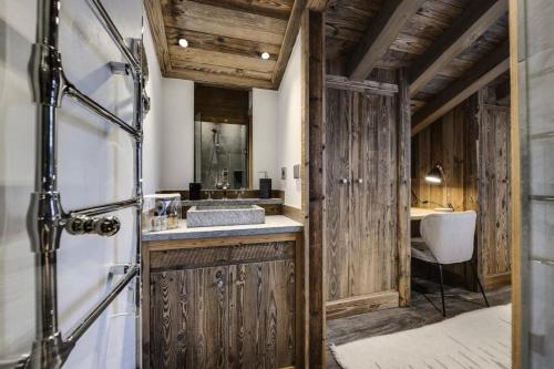 y baño con ducha y lavamanos. en Residence La Canadienne - 5 Pièces pour 8 Personnes 554, en Val dʼIsère