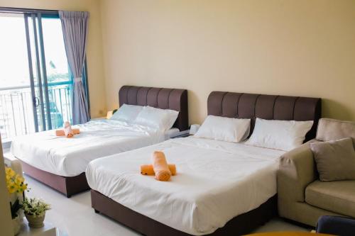 twee bedden met knuffels in een slaapkamer bij Puteri Harbour - Wonderful Studio by Cowidea in Nusajaya
