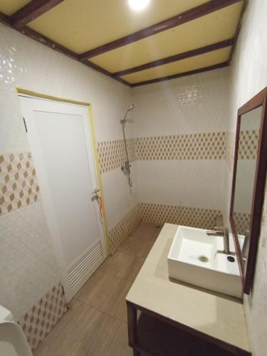 Uma casa de banho em Mooipark Hotel Sorong