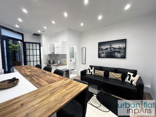 un salon avec un canapé et une table dans l'établissement Urban Flat 01 - Charming 2 bedroom Flat in Montorgueil, à Paris