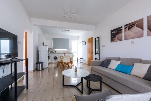 een woonkamer met een bank en een tafel bij Beautiful 2 bed apartment in Paphos Cyprus in Paphos City