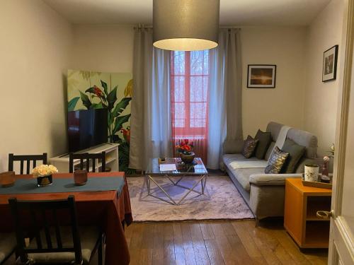 uma sala de estar com um sofá e uma mesa em Montreux appartement centre lac em Montreux