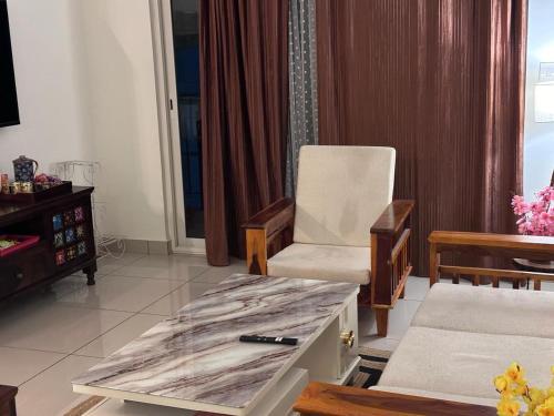 Ruang duduk di Tranquil Haven Retreat - near Bangalore International Exhibition Centre