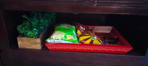 Makanan di atau berdekatan apartmen
