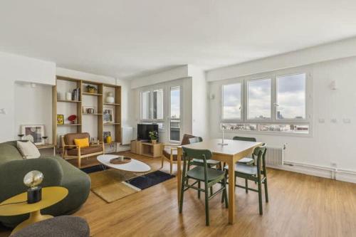un salon avec une table et des chaises dans l'établissement Apt neuf entierement equipe 4 pax - Faidherbe, à Paris