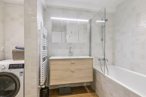 une salle de bain avec un lavabo et une machine à laver dans l'établissement Apt neuf entierement equipe 4 pax - Faidherbe, à Paris