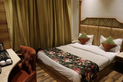 a hotel room with a bed and a desk and a bed sidx sidx at HOTEL RV GOLDEN in Amritsar