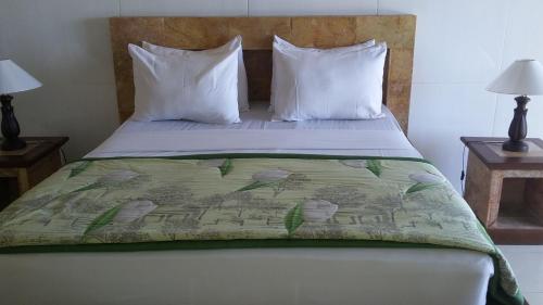 Кровать или кровати в номере Barong Cafe Bungalow and Restaurant