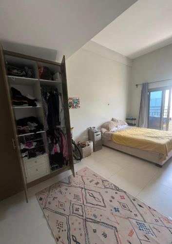 1 dormitorio con cama y alfombra en el suelo en City Compass Living en Dubái