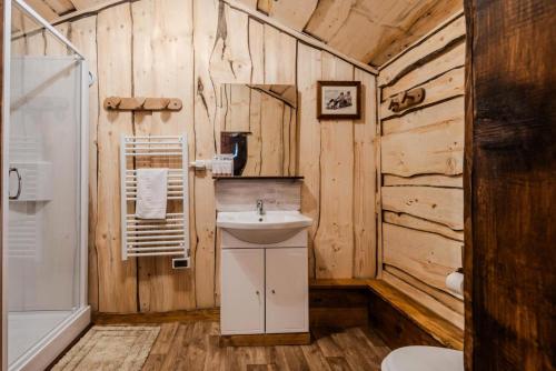 a bathroom with a sink and a toilet and a tub at Résidence Les Balluts - 3 Pièces pour 4 Personnes 164 in Morzine