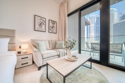 - un salon avec un canapé et une table dans l'établissement Burj Khalifa Poolside, Canal Boardwalk, Parking, à Dubaï