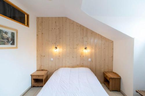 - une chambre avec un lit et 2 tables en bois dans l'établissement Résidence Le Balcon Des Airelles - Chaleureux appartement redécoré au coeur des Orres MAE-5944, aux Orres