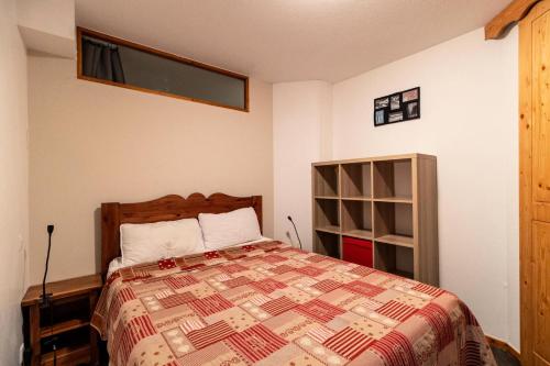 une chambre avec un lit et une étagère dans l'établissement Résidence Les Hauts De Preclaux - Appartement chaleureux au coeur des Orres 1800 MAE-5964, aux Orres