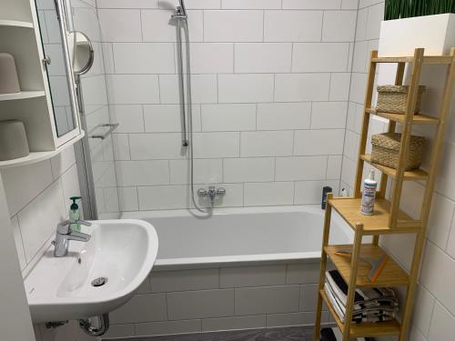 a bathroom with a sink and a bath tub at Gemütliche Ferienwohnung in idyllischer Lage-auf dem Land in Dittersdorf
