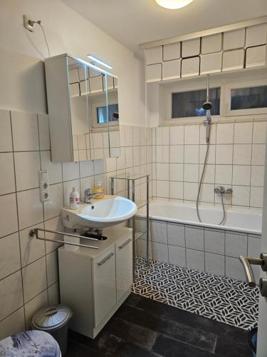 een badkamer met een wastafel en een bad bij Fewo Minsen in Wangerland