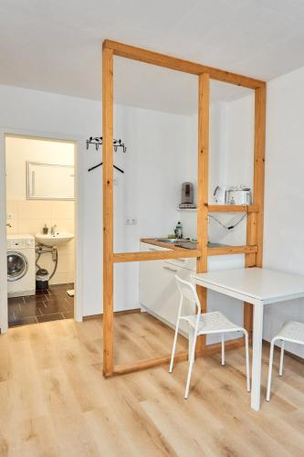 a dining room with a white table and chairs at Pension Neuerbe in Erfurt