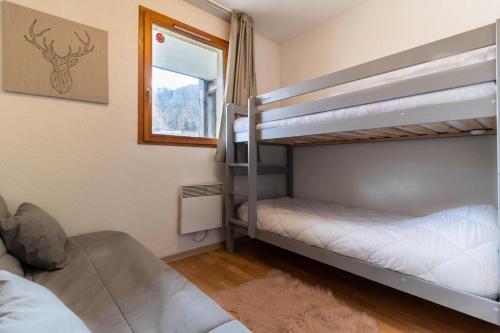 une chambre avec deux lits superposés et une fenêtre dans l'établissement Résidence Les Terrasses Du Soleil D'or - Agréable appartement au pied des pistes MAE-6394, aux Orres