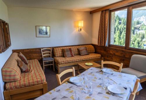 un salon avec une table et un canapé dans l'établissement Résidence Le Belvedere - Appartement 2 pièces au coeur des Orres 1650 MAE-6254, aux Orres